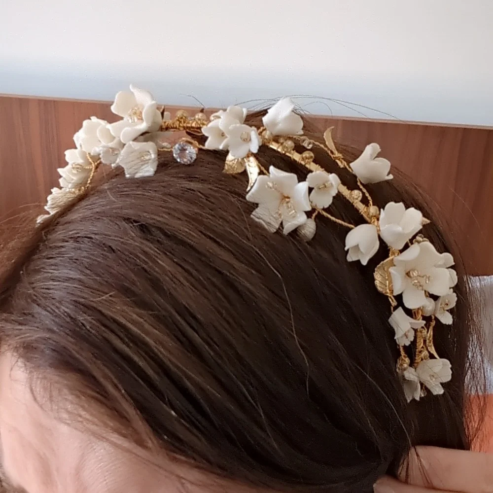 Elegant Gold and Cream Floral Hair Accessory - Picture 3 of 3